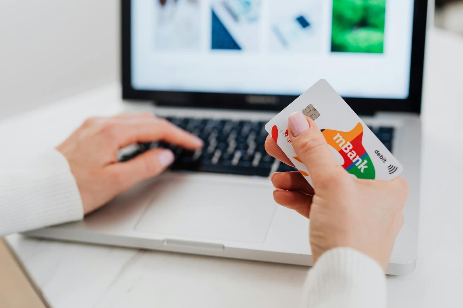 ¿Las Mujeres Pagan Más al Usar Tarjeta de Crédito?